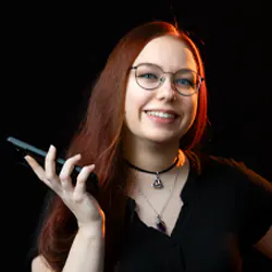 Porträtfoto von Aline mit Smartphone, Kunden- und Firmenmanagerin bei foxdot.me.