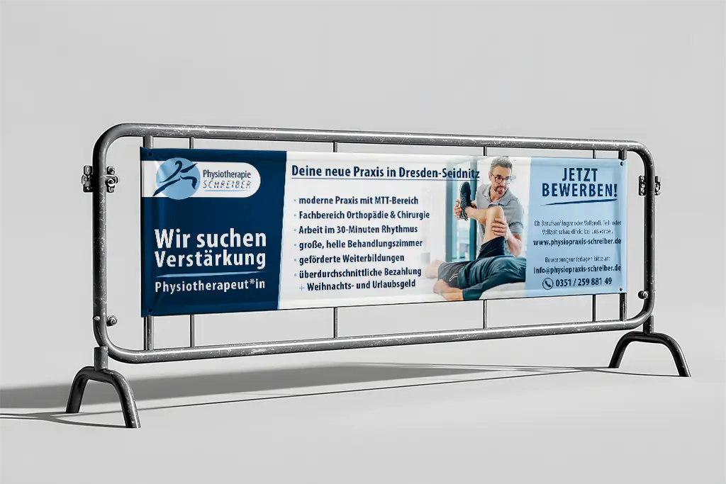 Outdoor-Werbebanner der Physiotherapie Schreiber in Dresden-Seidnitz an einem Absperrgitter. Das Banner zeigt das blaue Corporate Design und sucht mit dem Text "Wir suchen Verstärkung" nach neuen Physiotherapeuten.