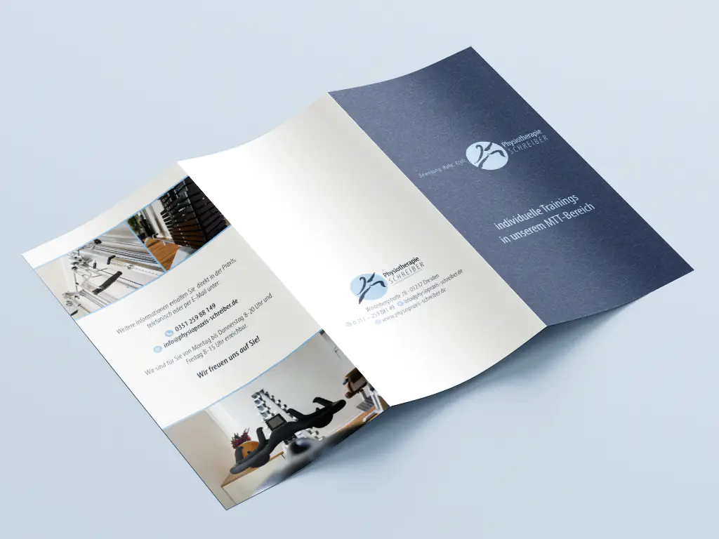 Aufgeklappter Informationsflyer der Physiotherapie Schreiber in Dresden im dunkelblauen Corporate Design. Der Flyer bewirbt individuelle Trainings im MTT-Bereich und zeigt Fotos der modernen Trainingsgeräte.