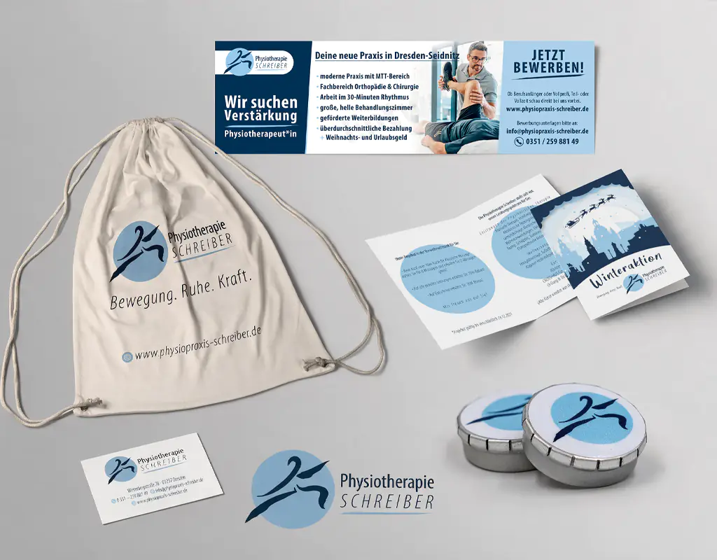 Mockup-Übersicht verschiedener Print- und Werbemittel im blauen Corporate Design der Physiotherapie Schreiber aus Dresden. Zu sehen sind ein Recruiting-Flyer, ein bedruckter Turnbeutel, Visitenkarten, eine Duftkerzenschale und ein Winteraktions-Flyer.