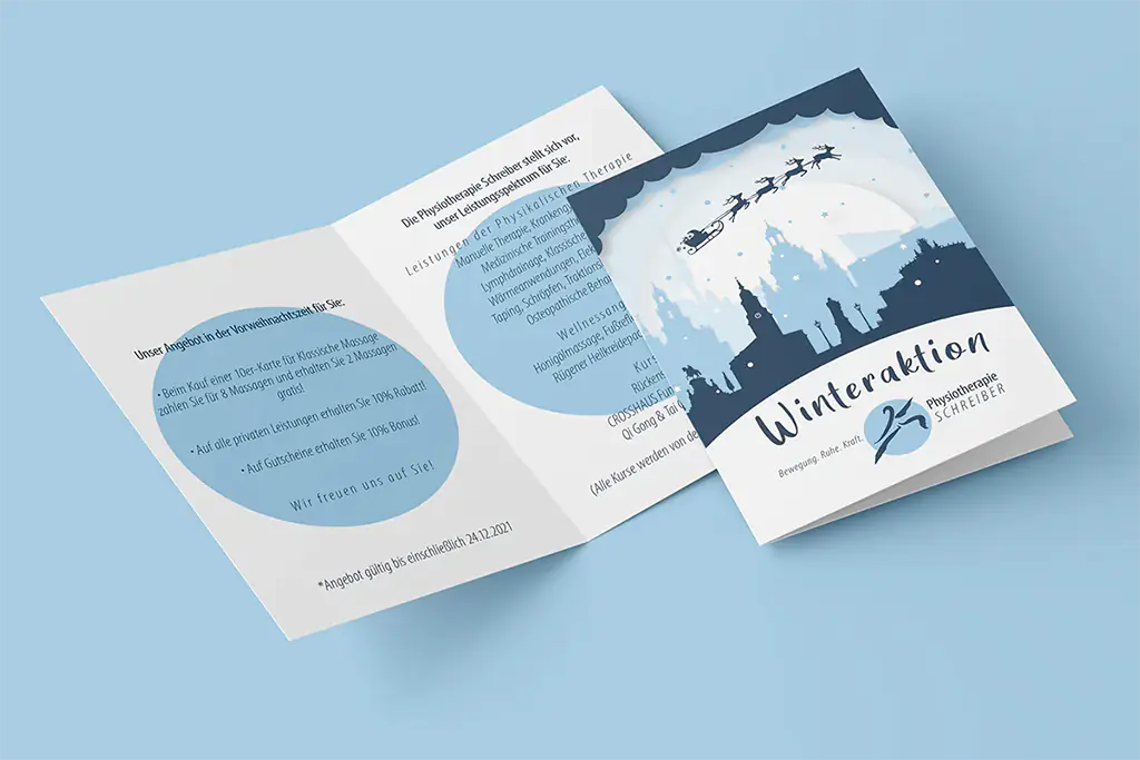 Aufgeklappter Flyer der Physiotherapie Schreiber in Dresden mit dem Titel "Winteraktion". Das Design zeigt eine winterliche Dresdner Skyline in Blautönen und listet spezielle Praxis-Angebote für Massagen und Gutscheine in der Vorweihnachtszeit.