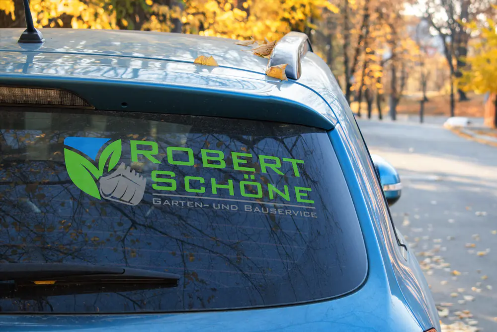 Heckscheibenbeschriftung mit Firmenlogo auf einem PKW für Robert Schöne Garten- und Bauservice.