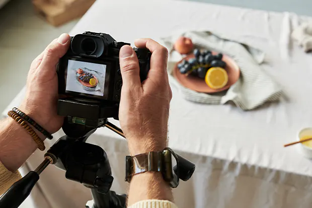 Fotograf macht Aufnahmen von Lebensmitteln für ein Produktfotografie-Projekt.