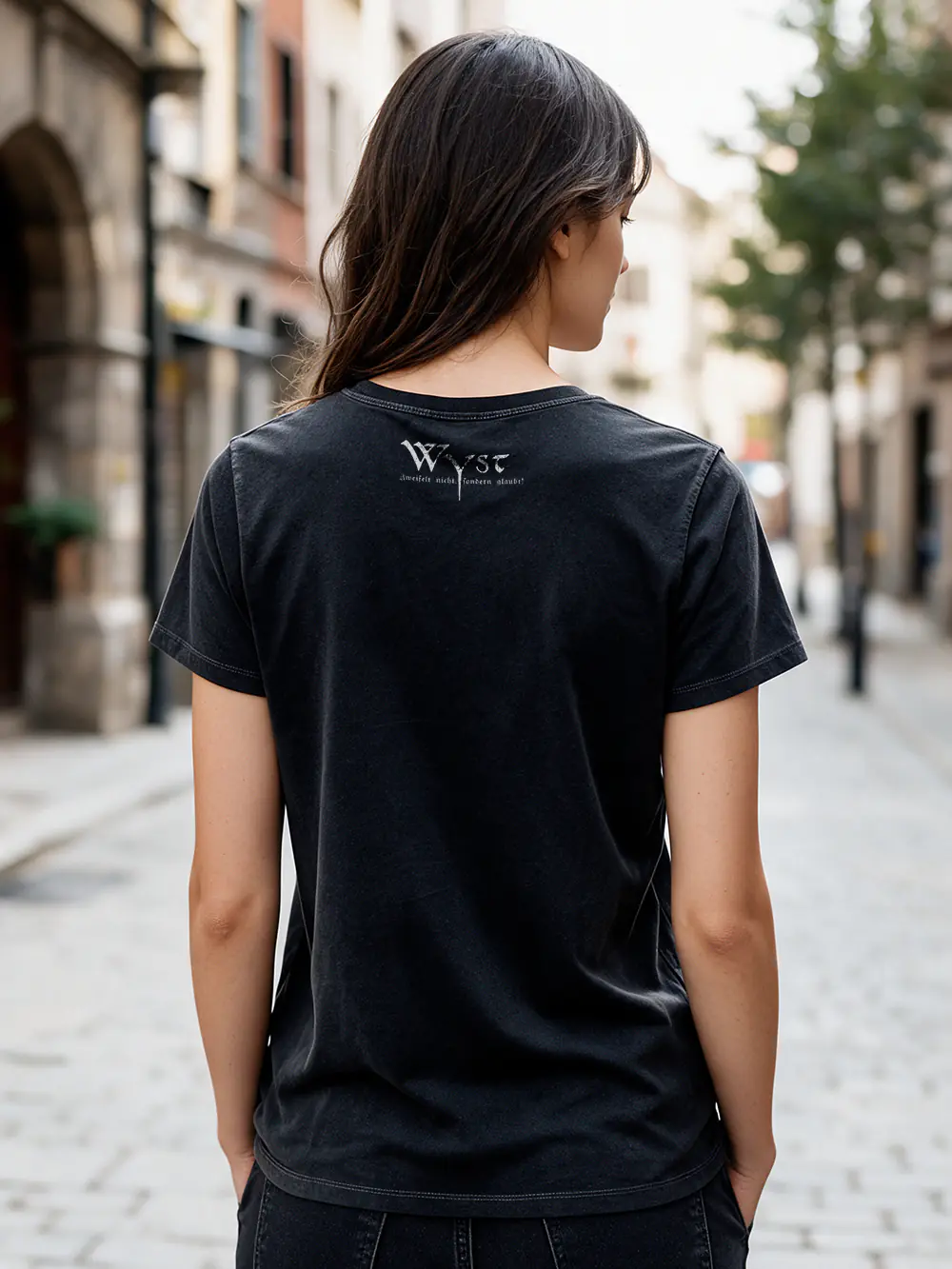 Rückenansicht des WYST Band-T-Shirts mit Dezentem Nackendruck von foxdot.me.