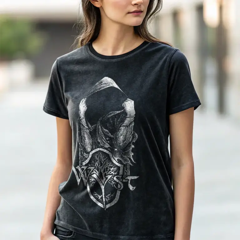 Frau trägt das dunkelgraue Band-T-Shirt der Gruppe Wyst im Wappen-Design von foxdot.me.
